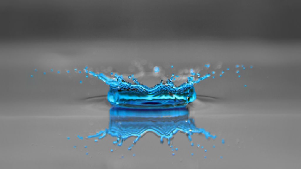 blue-drop-of-water-2560x1440-wallpaper-15249